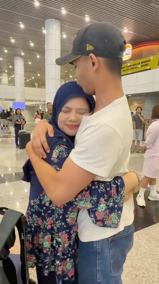 Orang kata nak tengok cinta sejati, antaranya boleh tengok di airport. Hanya yan…