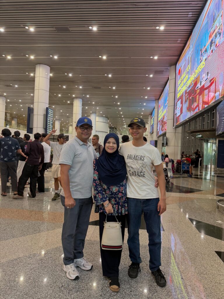 Separuh hatiku telah kembali . Alhamdulillah Munif selamat sampai ke Malaysia un…