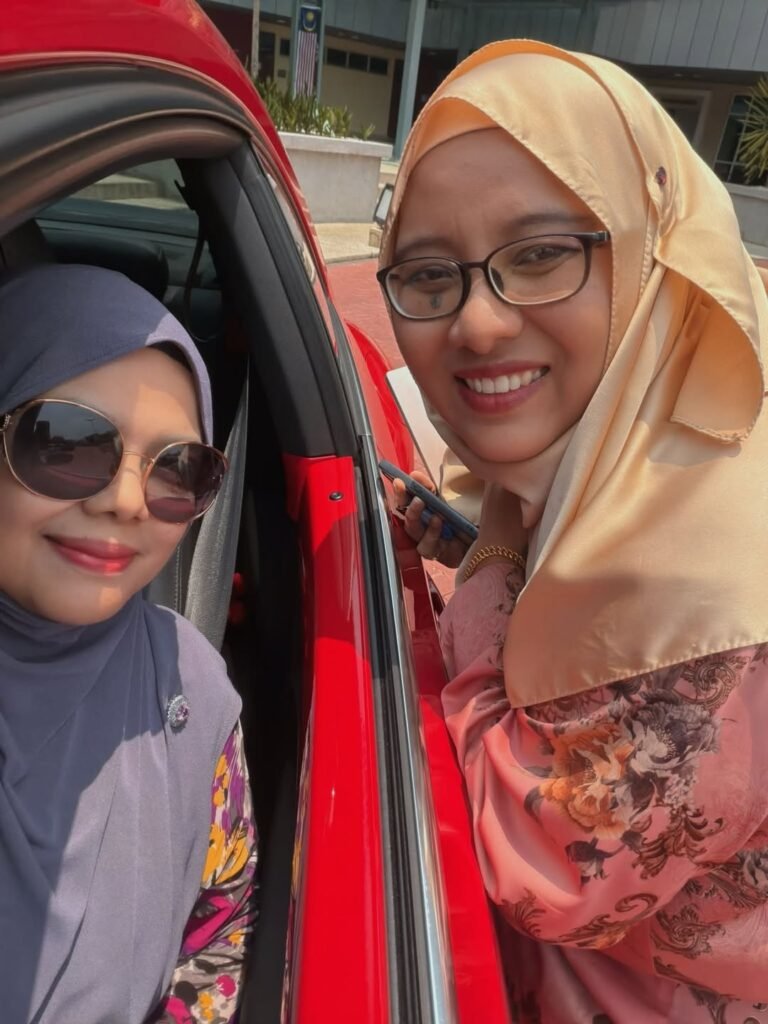 Berbisik apa di tengah panas tu. Almaklum dah lama tak jumpa my dearest friend P…
