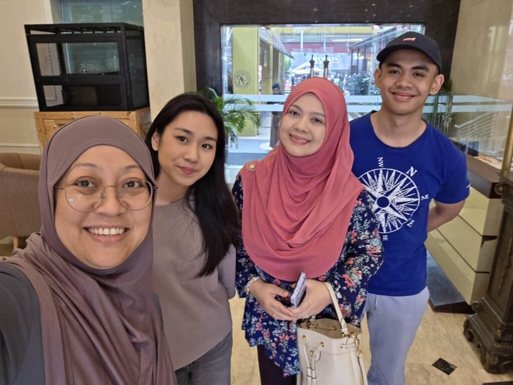 Sahabatku Amal dari Brunei .
Kali terakhir Amal bertemu Munif adalah ketika Muni…