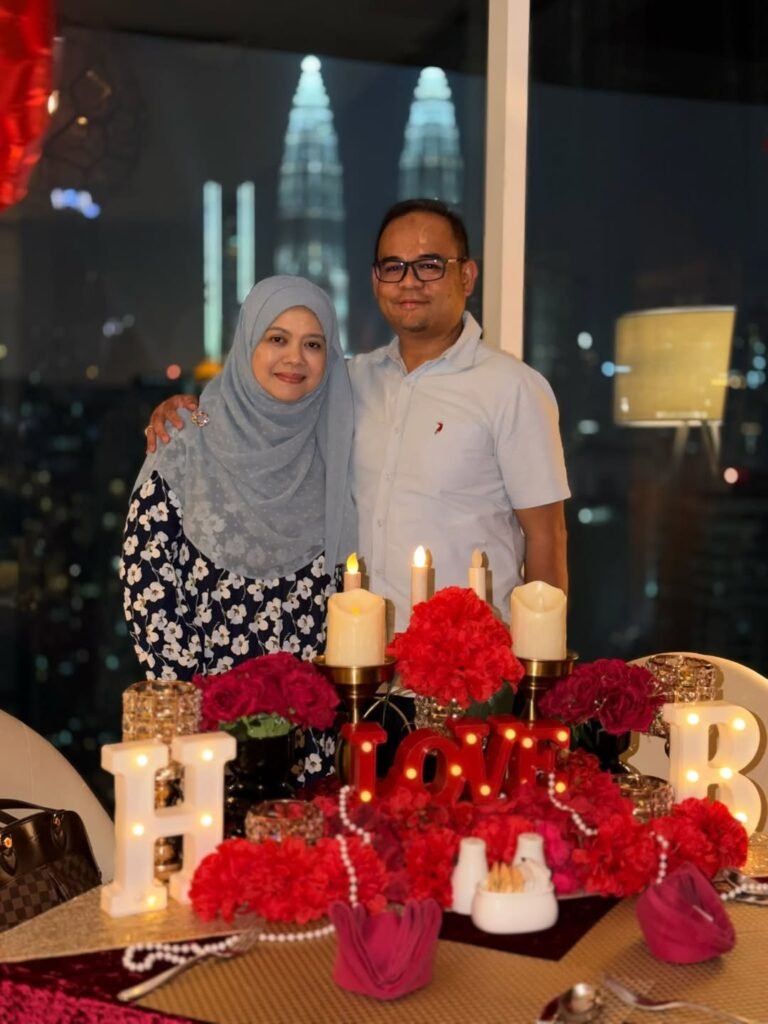 “Bersiaplah, kita dinner. Anak-anak tak boleh ikut.”
.
Kata my hubby petang hari…